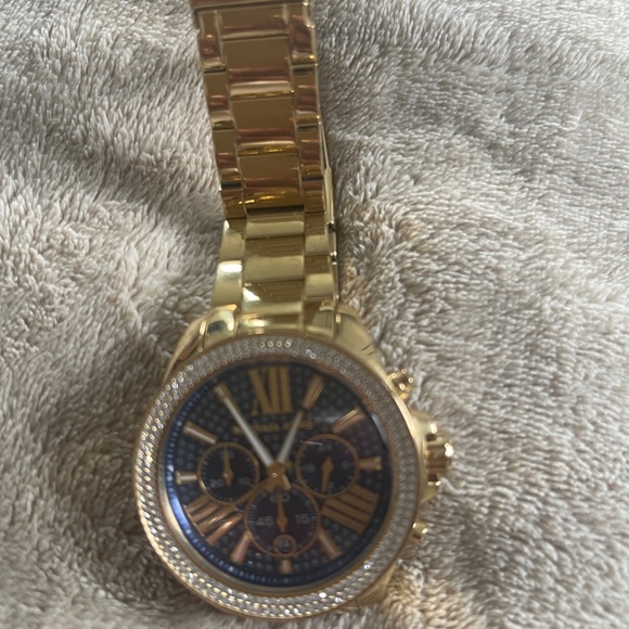 Worn once no scratches and have the links to add for size up. Fits a small wrist - Picture 3 of 3